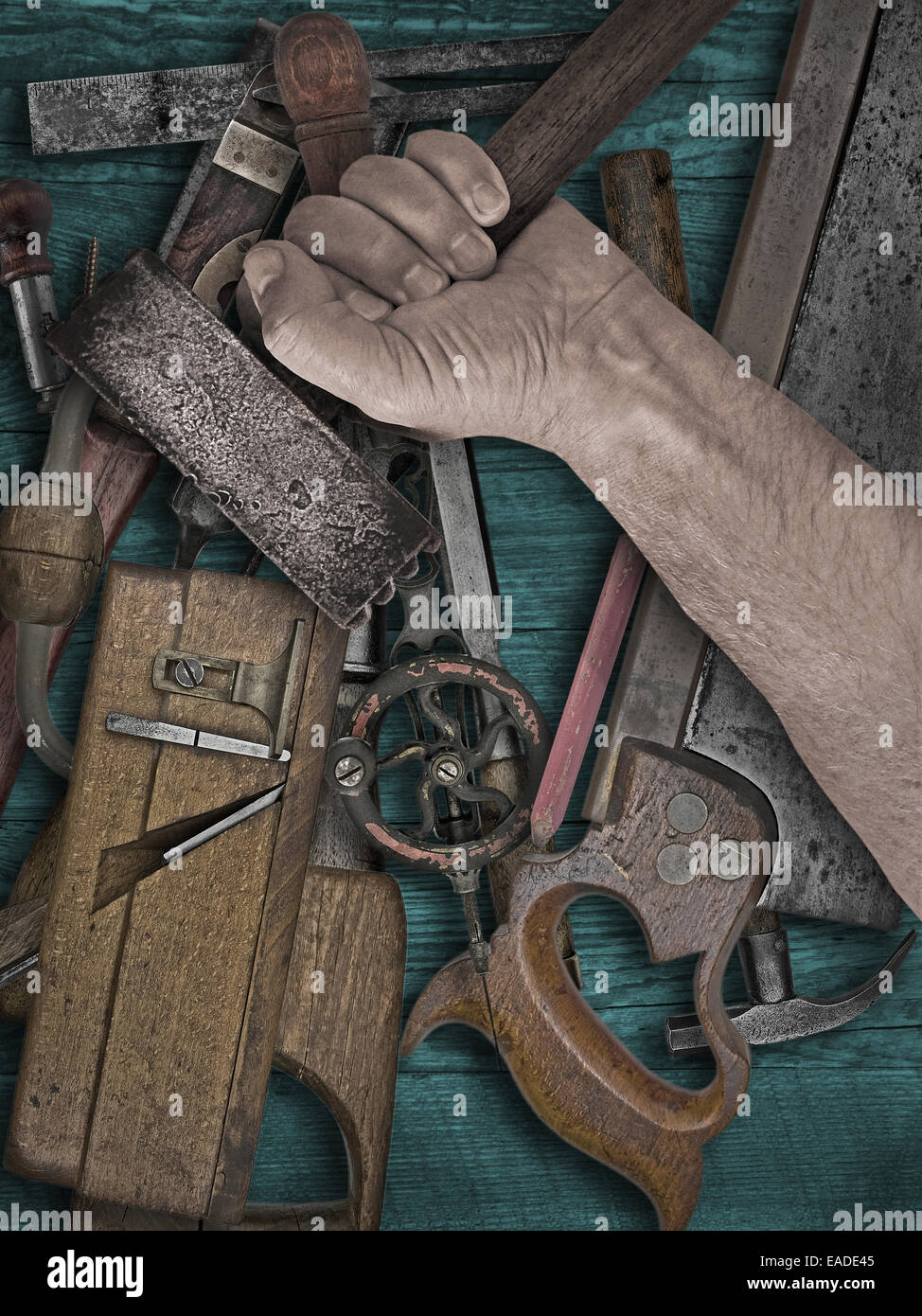 Couleurs fanées d'un outils de travail du bois et main tenant marteau sur banc en bois Banque D'Images