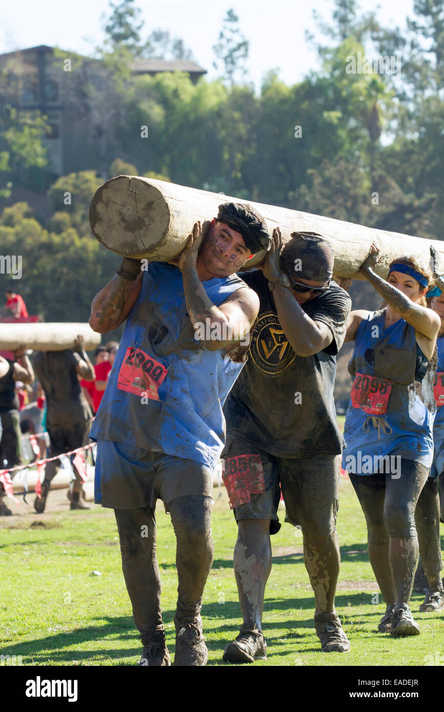 Les participants transportant une lourde dans le journal 'Spartan Gladiator Rock'n Run' 5k course à obstacles Pasadena, Californie Banque D'Images