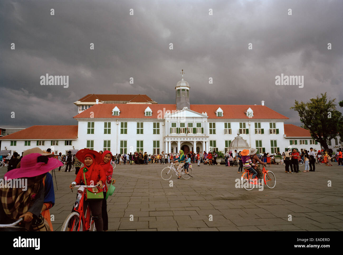 Ciel d'orage au Musée d'histoire de Jakarta en place Fatahillah à Jakarta à Java en Indonésie en Asie du Sud-Est Extrême-Orient. Site touristique Travel Banque D'Images