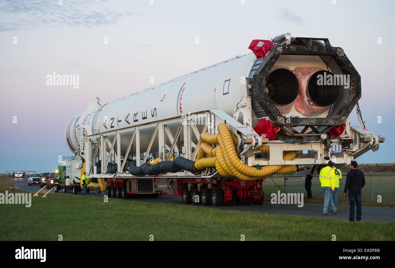 L'Orbital Sciences Corporation Antares rocket, avec l'engin spatial Cygnus à bord, roule d'l'intégration horizontale de l'installation de lancement-0A, le 24 octobre 2014, de la NASA à Wallops Flight Facility en Virginie. L'Antares va lancer avec l'engin spatial Cygnus rempli avec plus de 5 000 livres de matériel pour la Station spatiale internationale. Banque D'Images