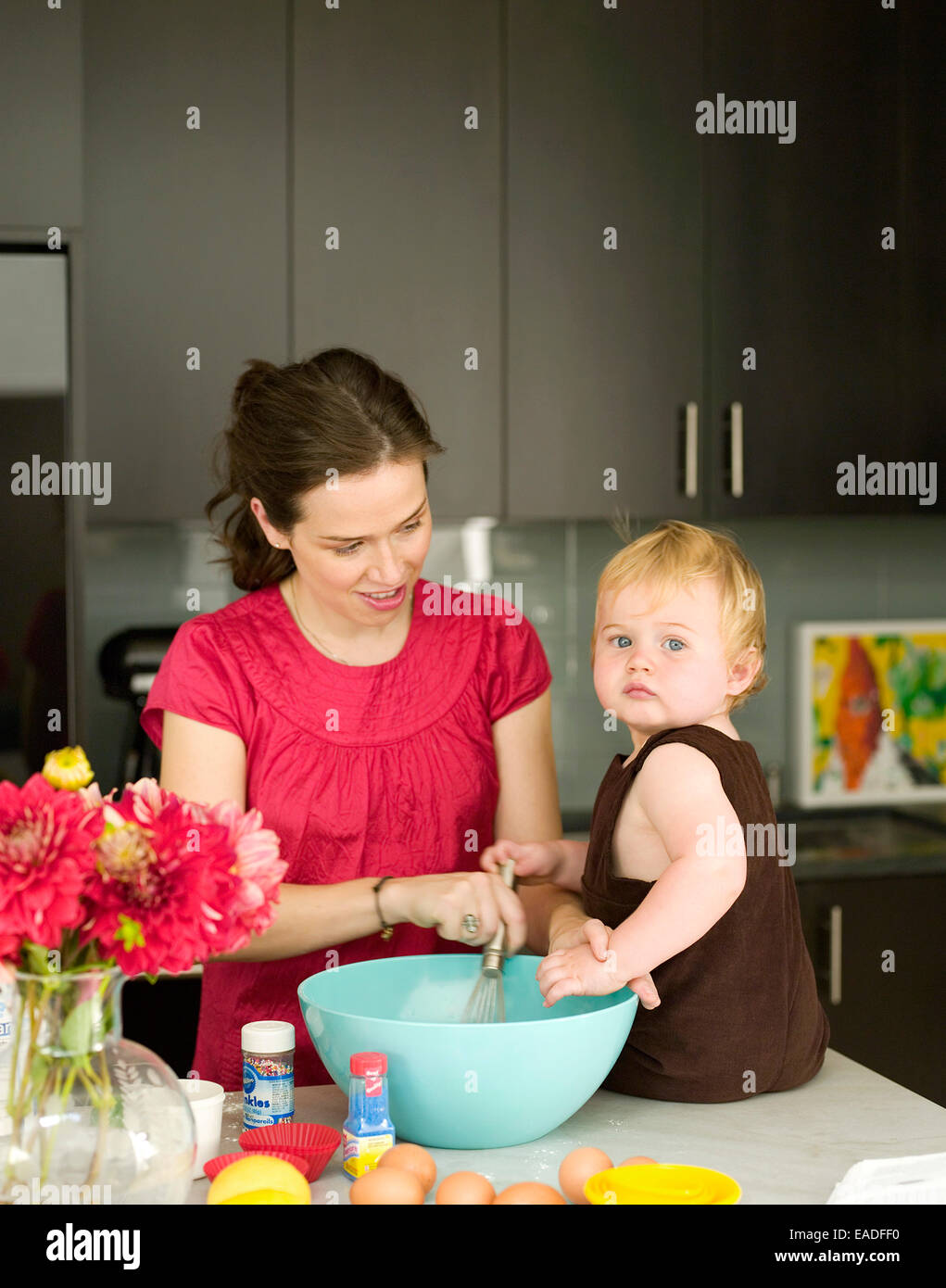 Femme et enfant cooking in kitchen Banque D'Images