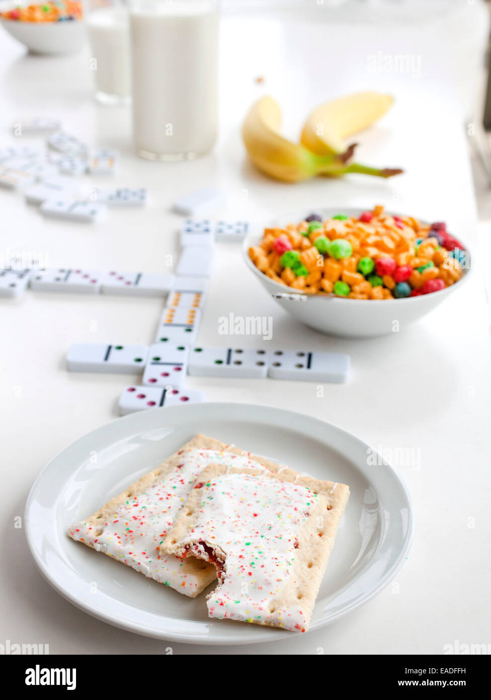 Tartes pop et petit déjeuner sur la table avec des jeux Banque D'Images