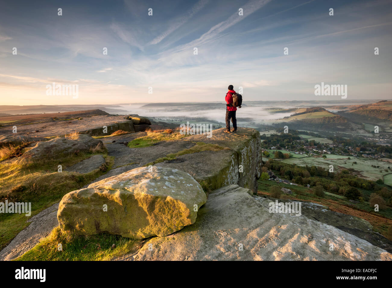 Un Walker à Curbar Edge, parc national de Peak District, Derbyshire, Angleterre, RU Banque D'Images