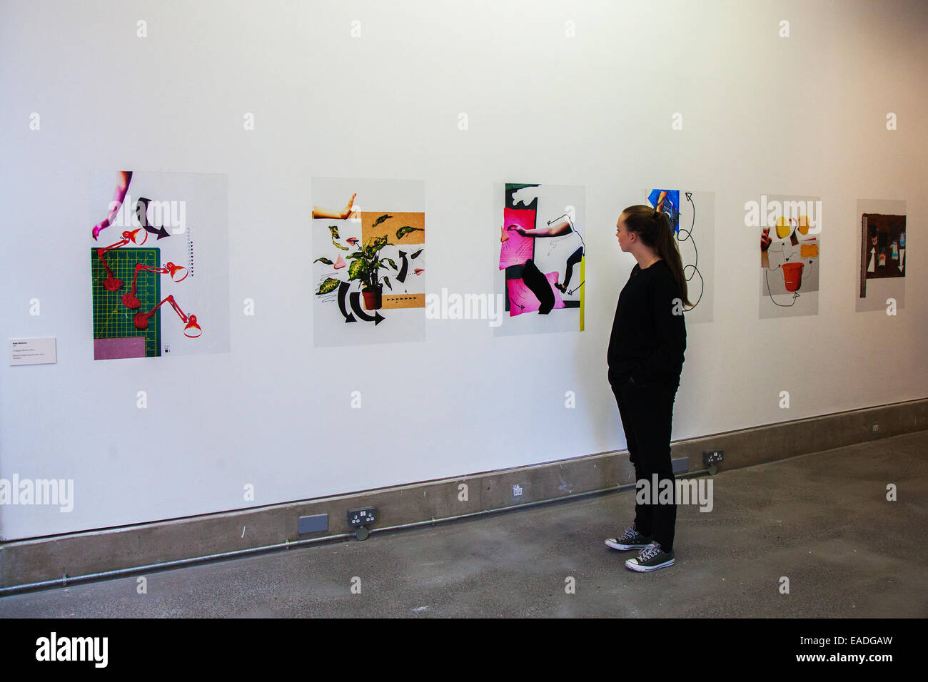 Liverpool, Merseyside, UK 12 Novembre, 2014. Danseuse norvégienne Mathilde Caeyers, 20 ans à l'invalidité Bluecoat Art Galerie d'exposition. "L'Art de l'expérience vécue' avec des artistes et le travail de tout le monde. Mohony Kate's collage oeuvres d'objets médias mixtes et autocollants en vinyle. Credit : Mar Photographics/Alamy Live News Banque D'Images