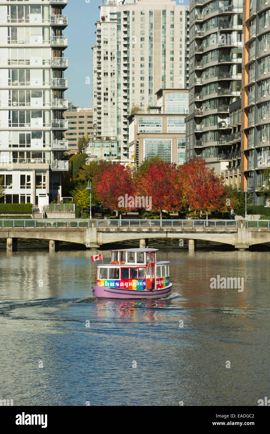 Vue Nord vue d'un taxi d'eau voyageant vers l'est sur False Creek avec les couleurs de l'automne en arrière-plan. Banque D'Images