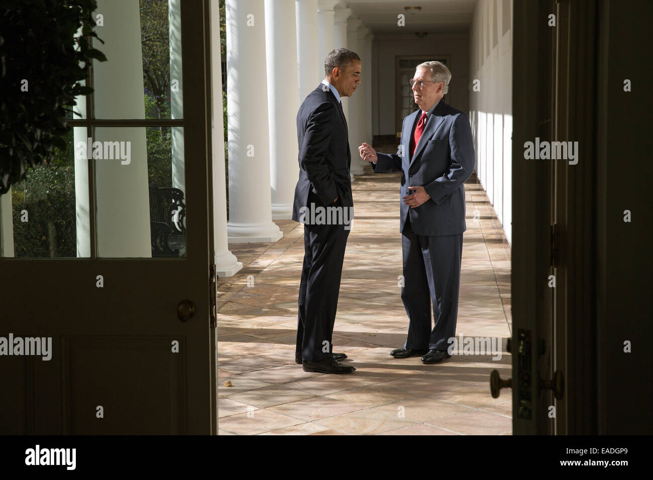 Le président américain Barack Obama parle avec le leader de l'opposition au Sénat Mitch McConnell, à la suite de la victoire républicaine lors des élections sur la Colonnade de la Maison Blanche le 7 novembre 2014 à Washington, DC. Banque D'Images