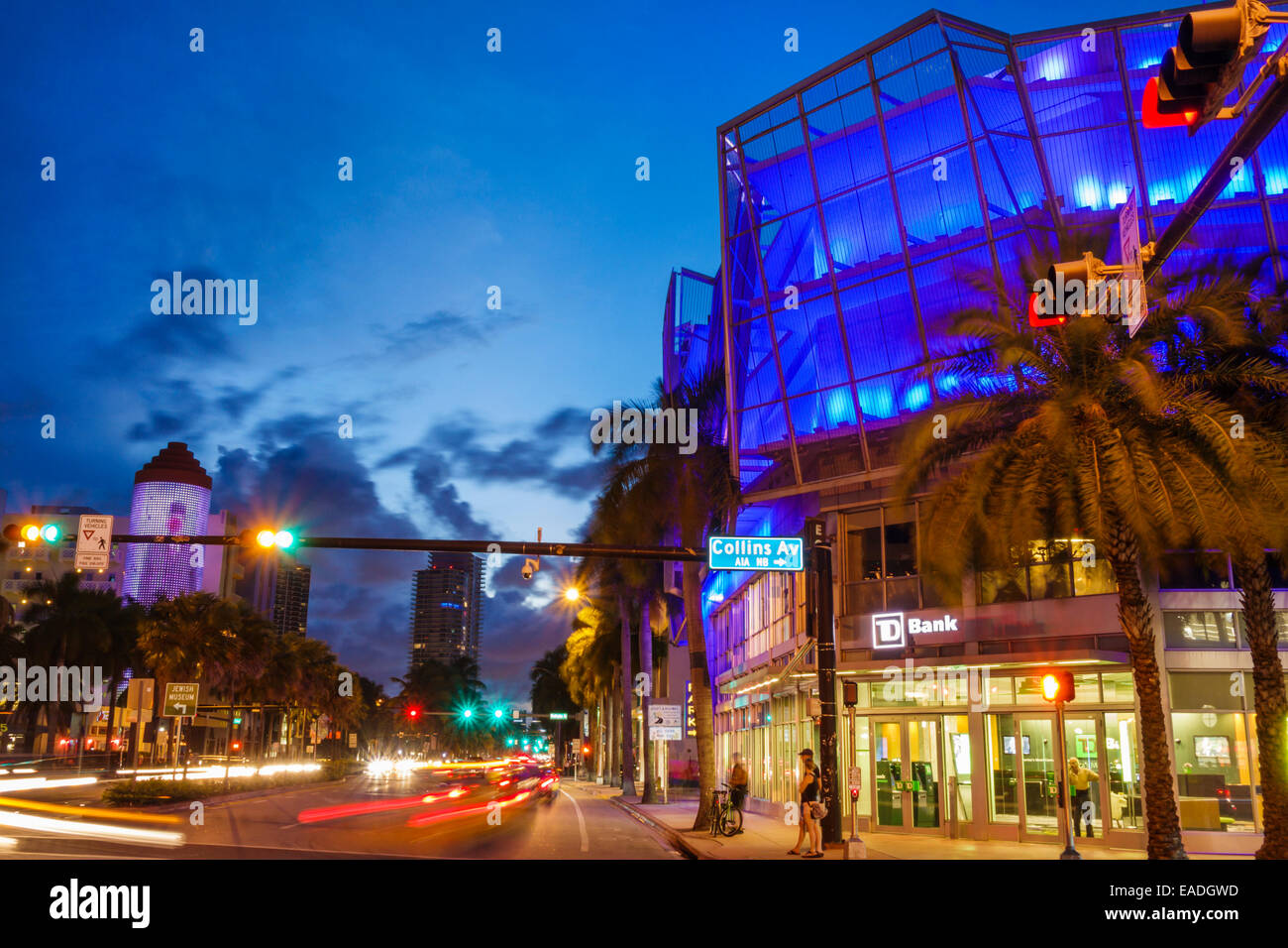 Miami Beach Florida,5th Fifth Street,crépuscule,soirée,nuit,Collins Avenue,bâtiments,feux de circulation,exposition au temps,spectacle de lumière,les visiteurs voyagent à tou Banque D'Images
