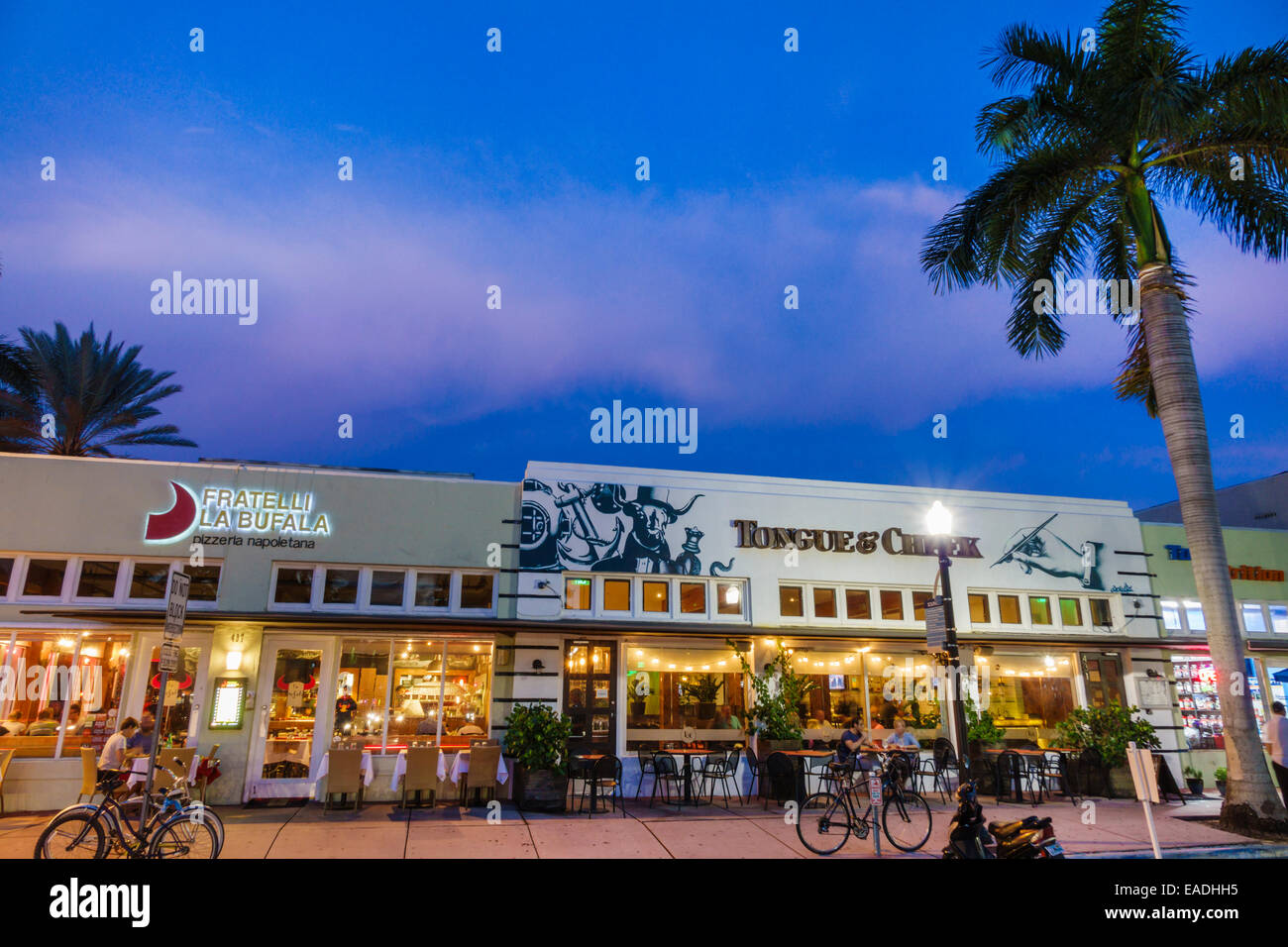 Miami Beach Florida, Washington Avenue, crépuscule, soirée, vie nocturne nocturne soir après la nuit, bâtiment, restaurant restaurants repas manger dehors café Banque D'Images