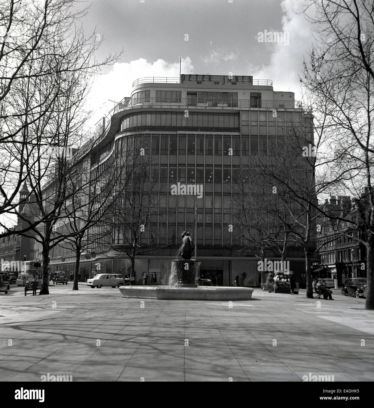 Années 1950, historiques, l'extérieur de la célèbre grand magasin Peter Jones, King's Road, Chelsea, Londres. Banque D'Images