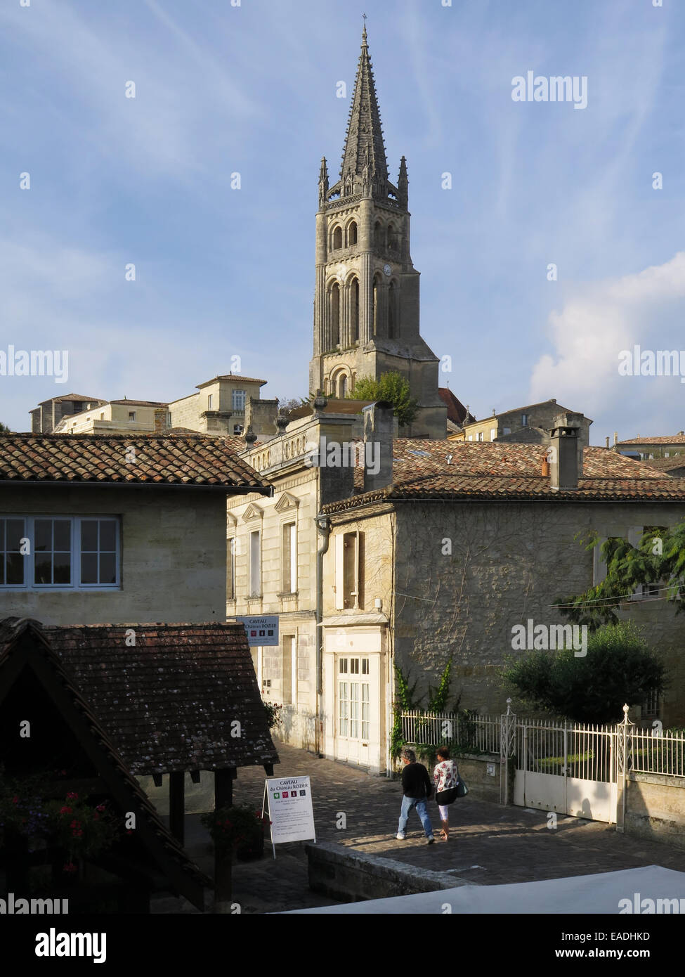 Église monolithique et clocher à St Emilion, Bordeaux, France Banque D'Images