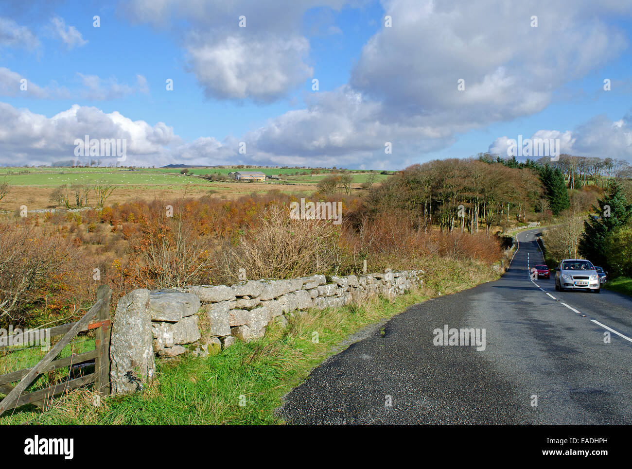 Route près de Princetown à Dartmoor, dans le Devon, UK Banque D'Images