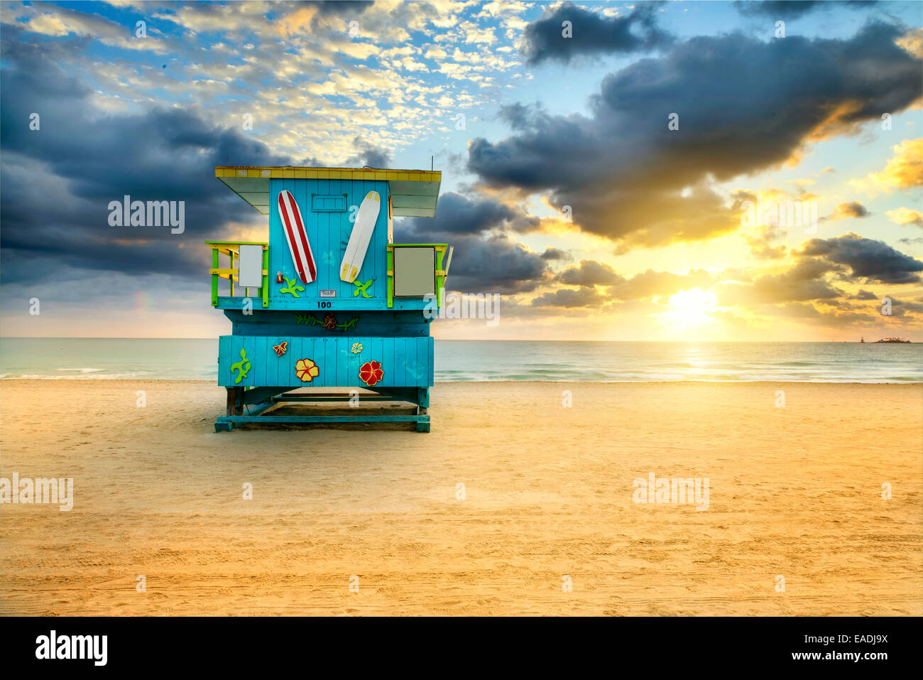 Miami South Beach sunrise avec lifeguard tower et le littoral avec des nuages et ciel bleu. Banque D'Images