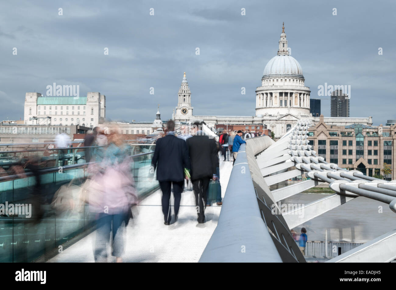 Les hommes d'affaires marche sur Millennium Bridge Banque D'Images