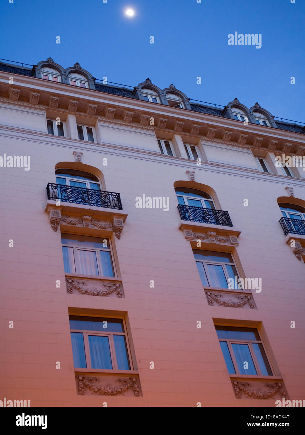 Vieux bâtiment rose, Crépuscule, Madrid, Espagne Banque D'Images