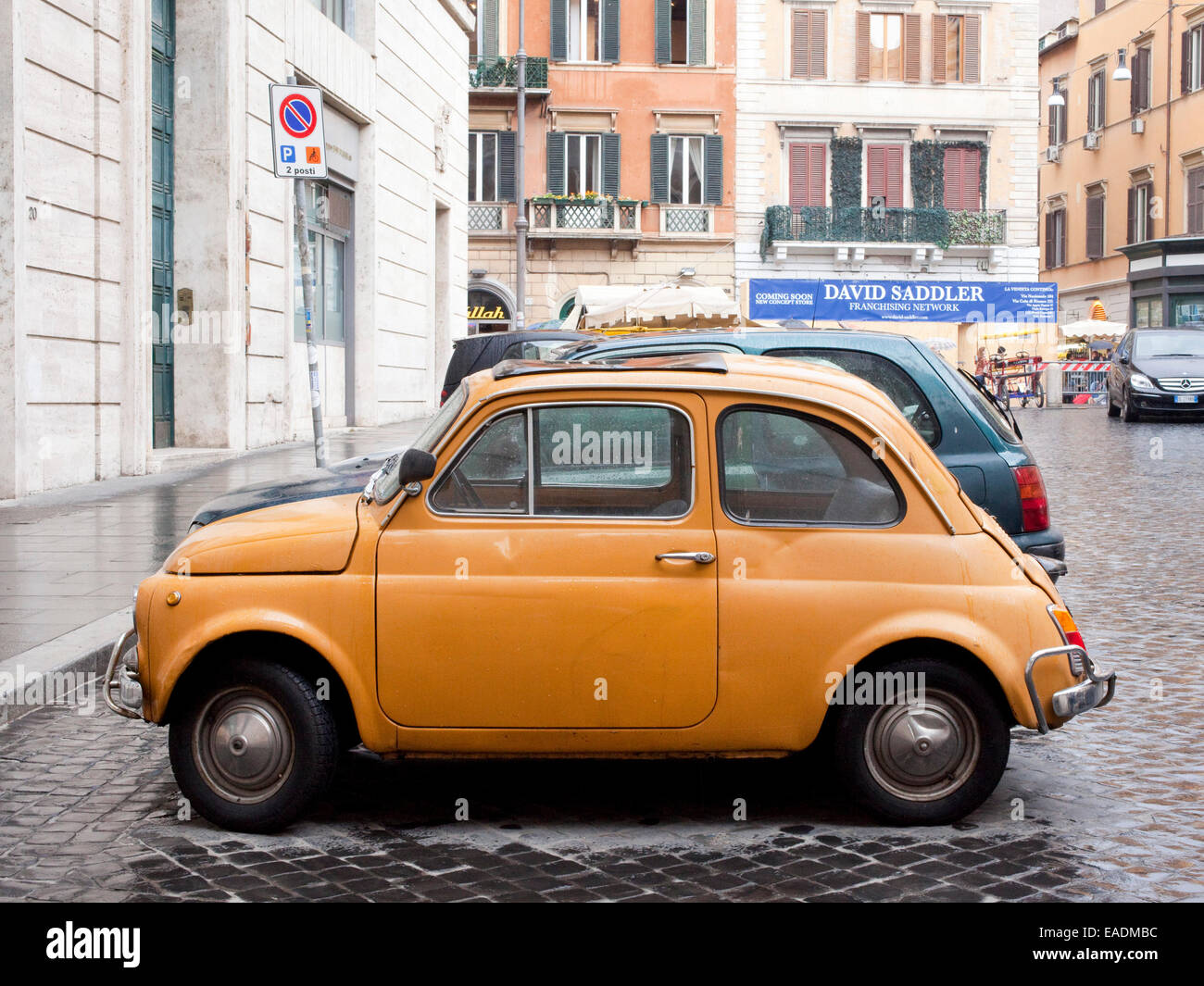 Fiat orange garée, Rome, Italie Banque D'Images