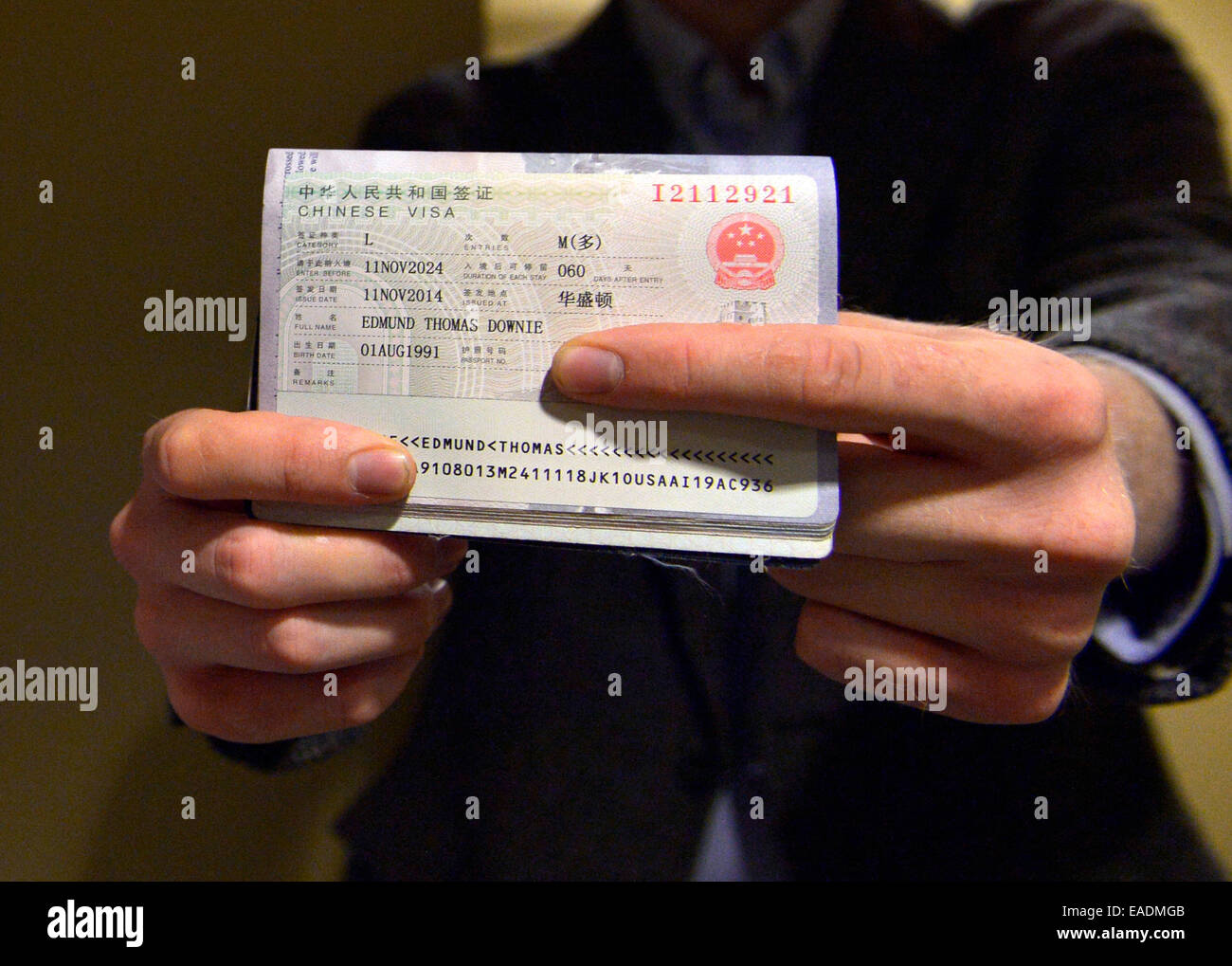 Washington, DC, DC, Etats-Unis. 12Th Nov, 2014. Edmund Thomas Downie montre  son visa à la presse après avoir été le premier citoyen américain à être  délivré un visa de dix ans à
