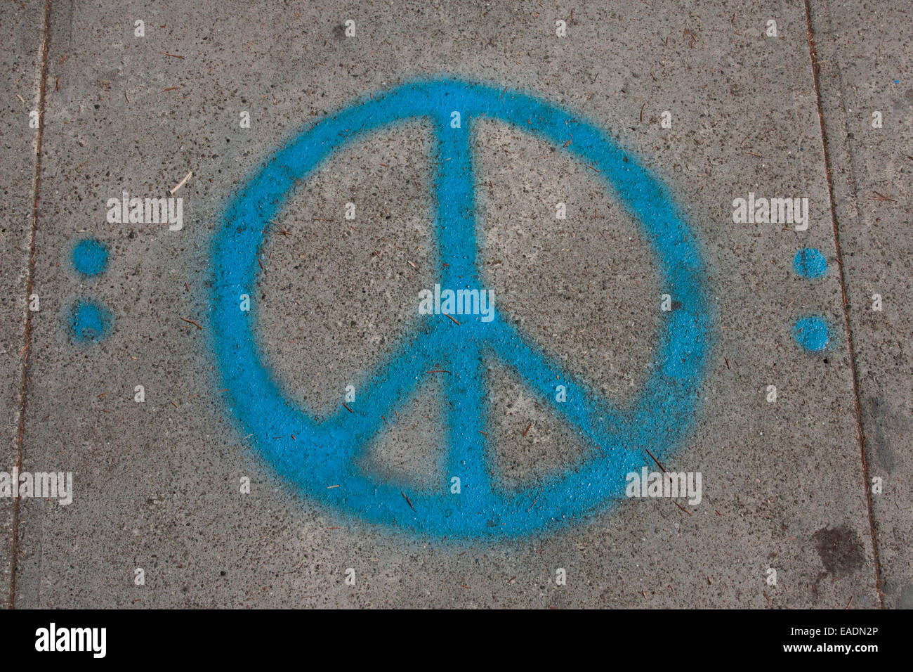 Signe de Paix de graffitis sur le trottoir à Berkeley en Californie. Banque D'Images