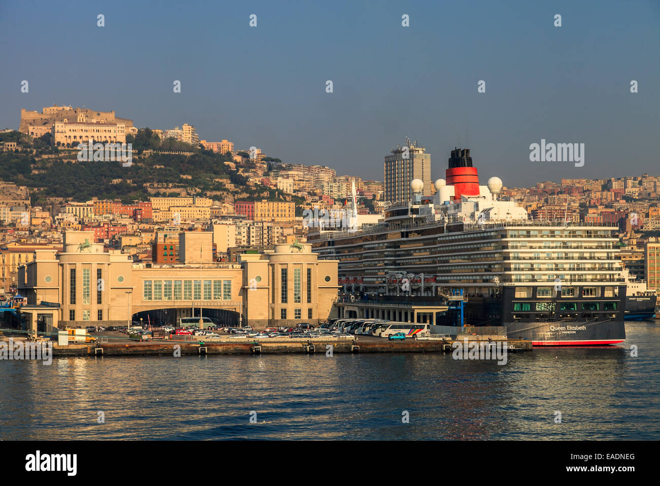 Navires de croisière dans le port de Naples Banque D'Images