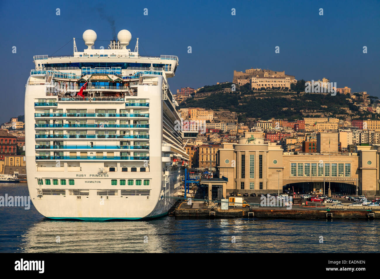Navires de croisière dans le port de Naples Photo Stock Alamy