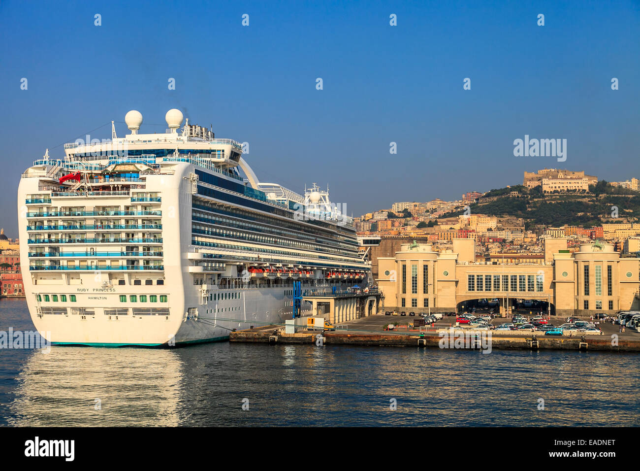 Navires de croisière dans le port de Naples Banque D'Images