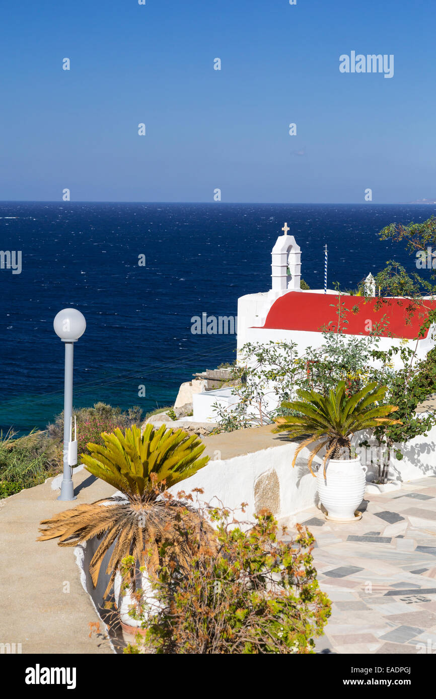 Une petite église au toit rouge à Chora sur l'île grecque de Mykonos, Cyclades, Grèce, Europe. Banque D'Images