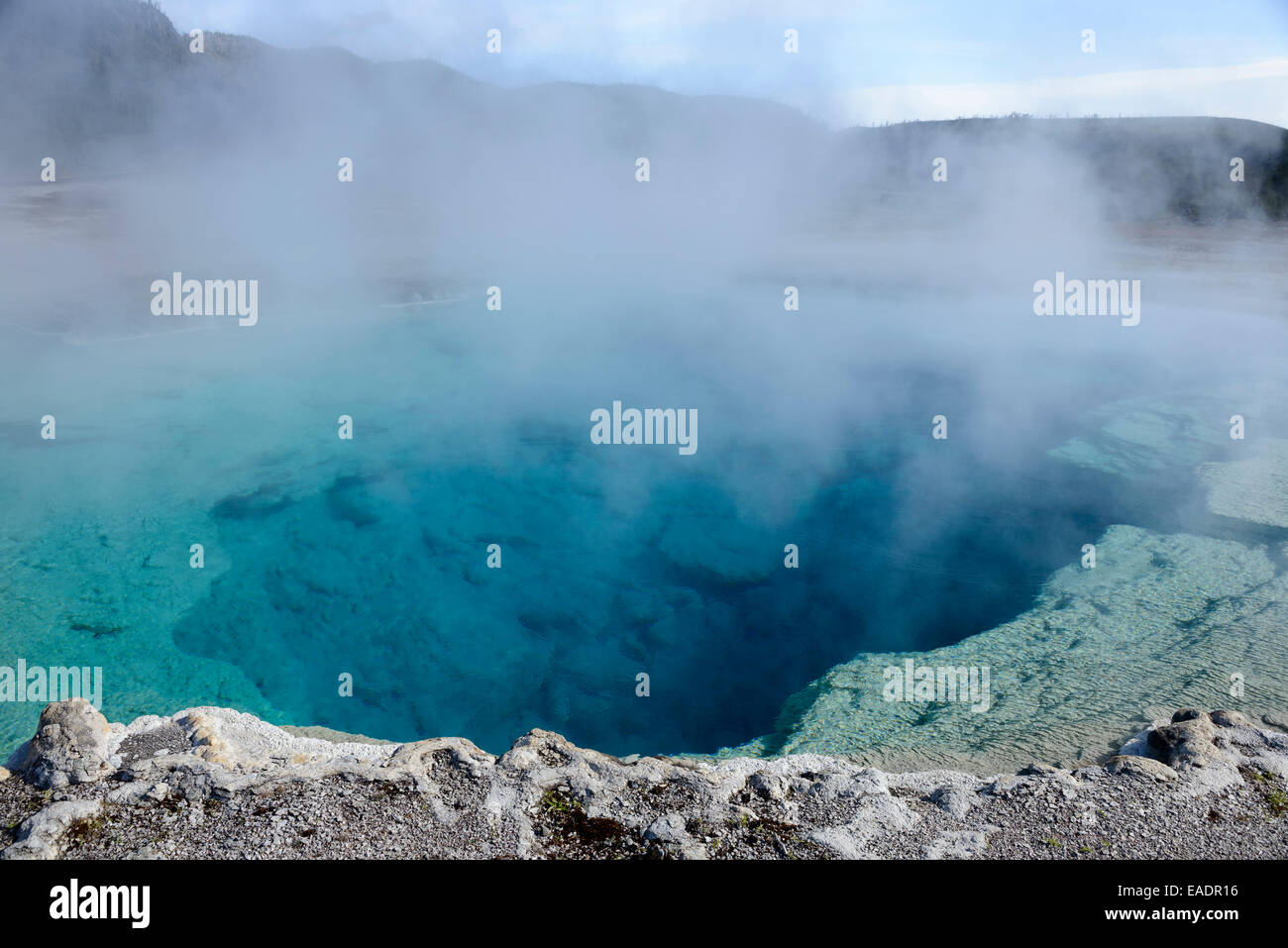 Piscine saphir dans dans la partie supérieure du bassin du biscuit Geyser Basin, Parc National de Yellowstone. Banque D'Images