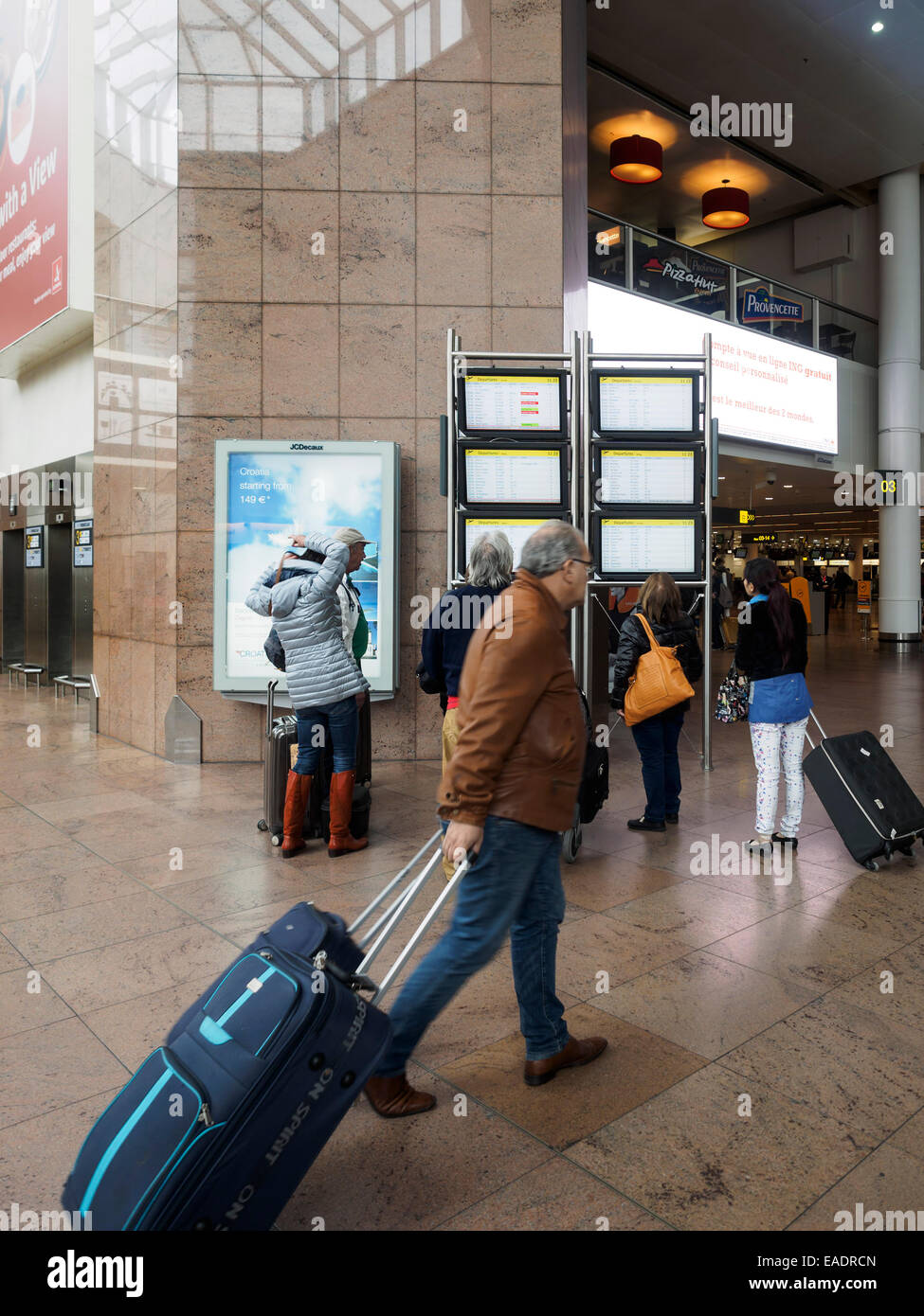 Les passagers de l'Aéroport International de Bruxelles, Belgique, Europe Banque D'Images