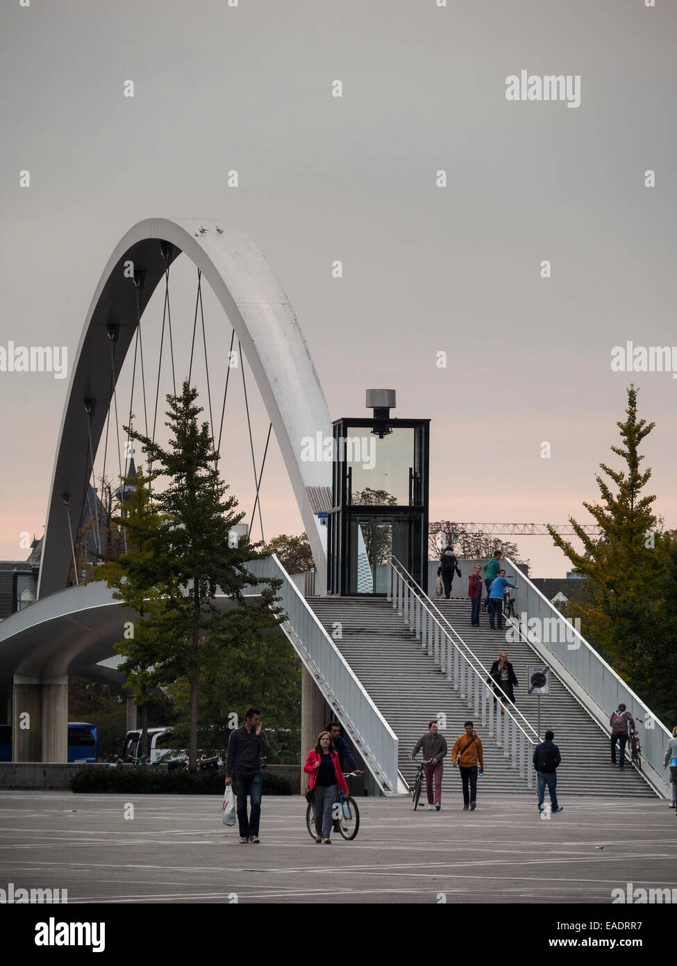 Le Hoge Brug pont suspendu piétonnier et cyclable sur la Meuse à Maastricht, aux Pays-Bas, en Europe Banque D'Images