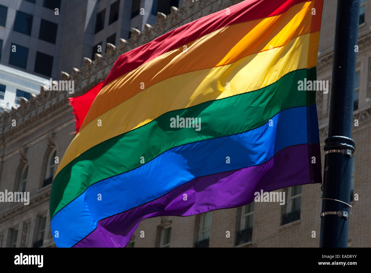 Drapeau arc-en-ciel à la Pride Parade, dans le centre-ville de San Francisco sur Market Street. Banque D'Images
