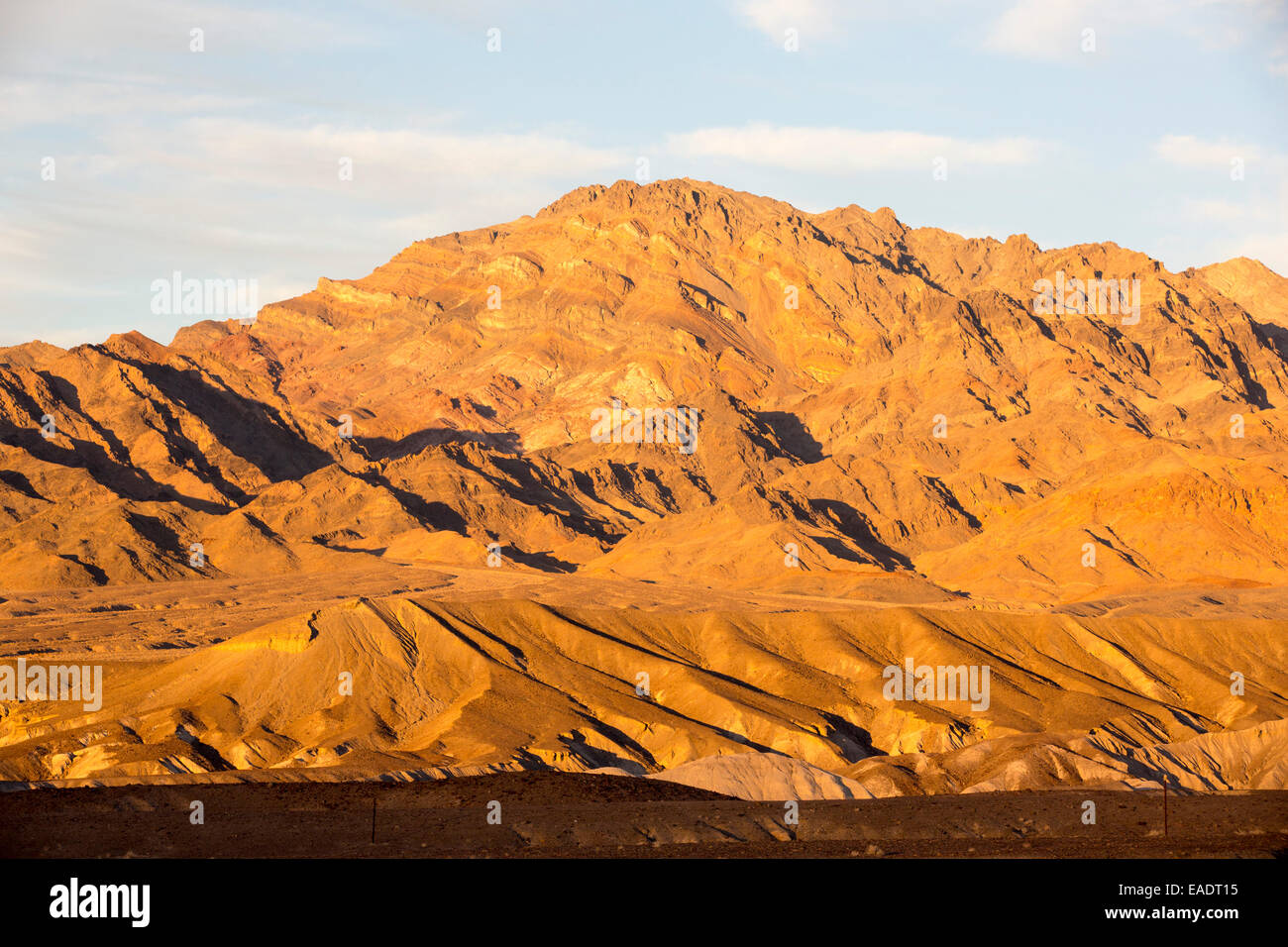 Paysages badlands à Zabriskie Point au coucher du soleil dans la vallée de la mort qui est le plus faible, le plus chaud, le plus sec aux Etats-Unis, avec une pluviométrie annuelle moyenne d'environ 2 pouces, certaines années, il ne reçoit pas de pluie du tout. Banque D'Images