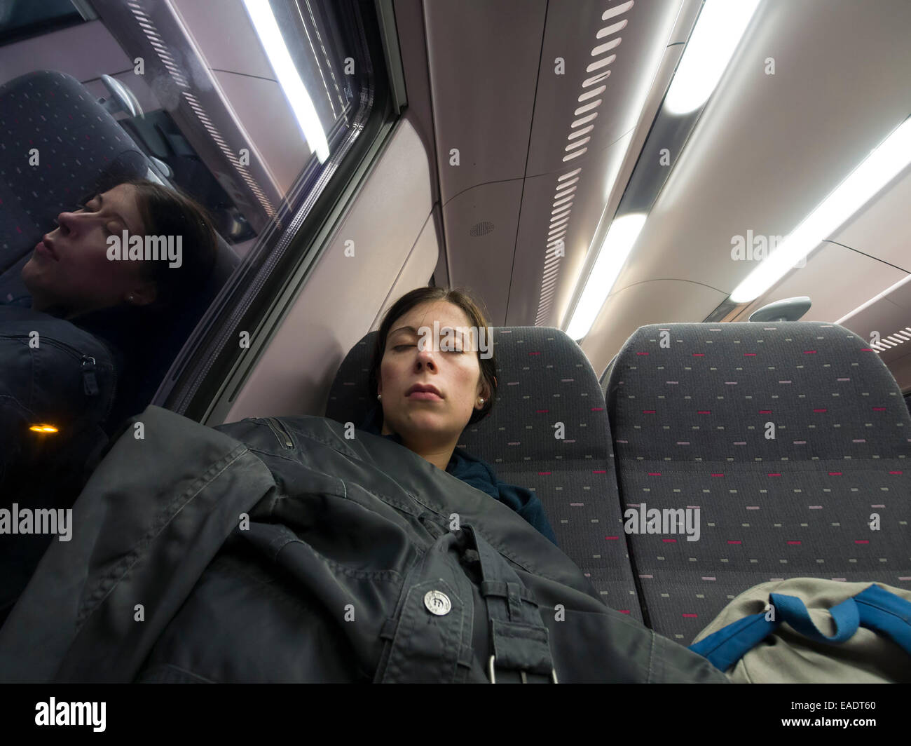 Jeune femme endormie sur le train Banque D'Images