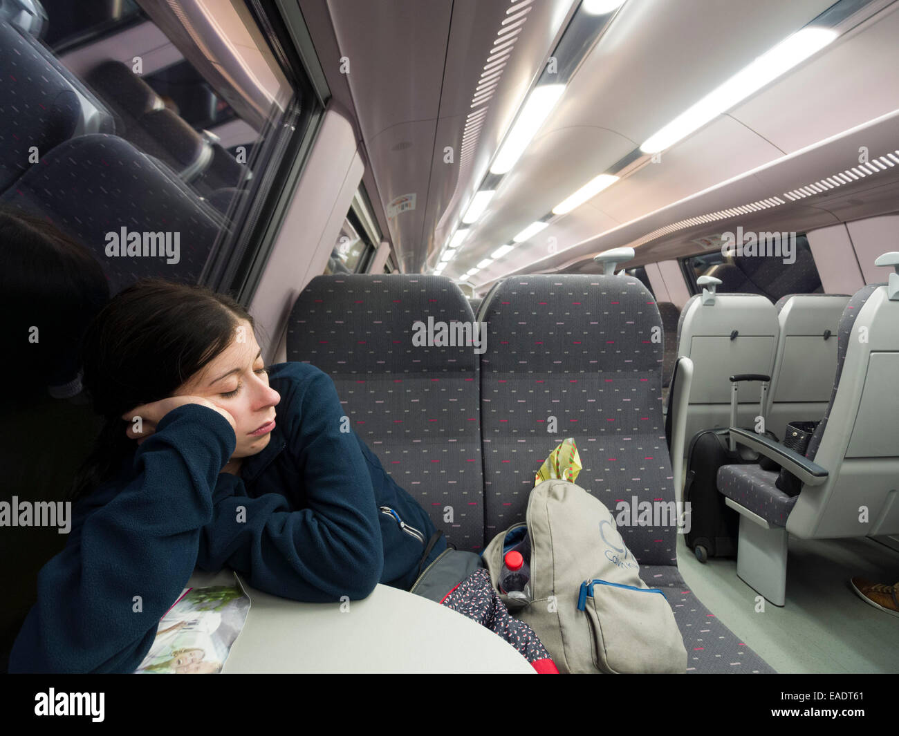 Jeune femme endormie sur le train Banque D'Images