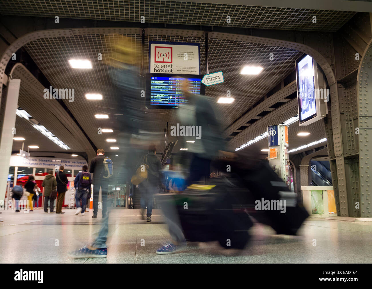 Motion blurred passagers avec des valises, Gare du Midi gare, Bruxelles, Belgique, Europe Banque D'Images