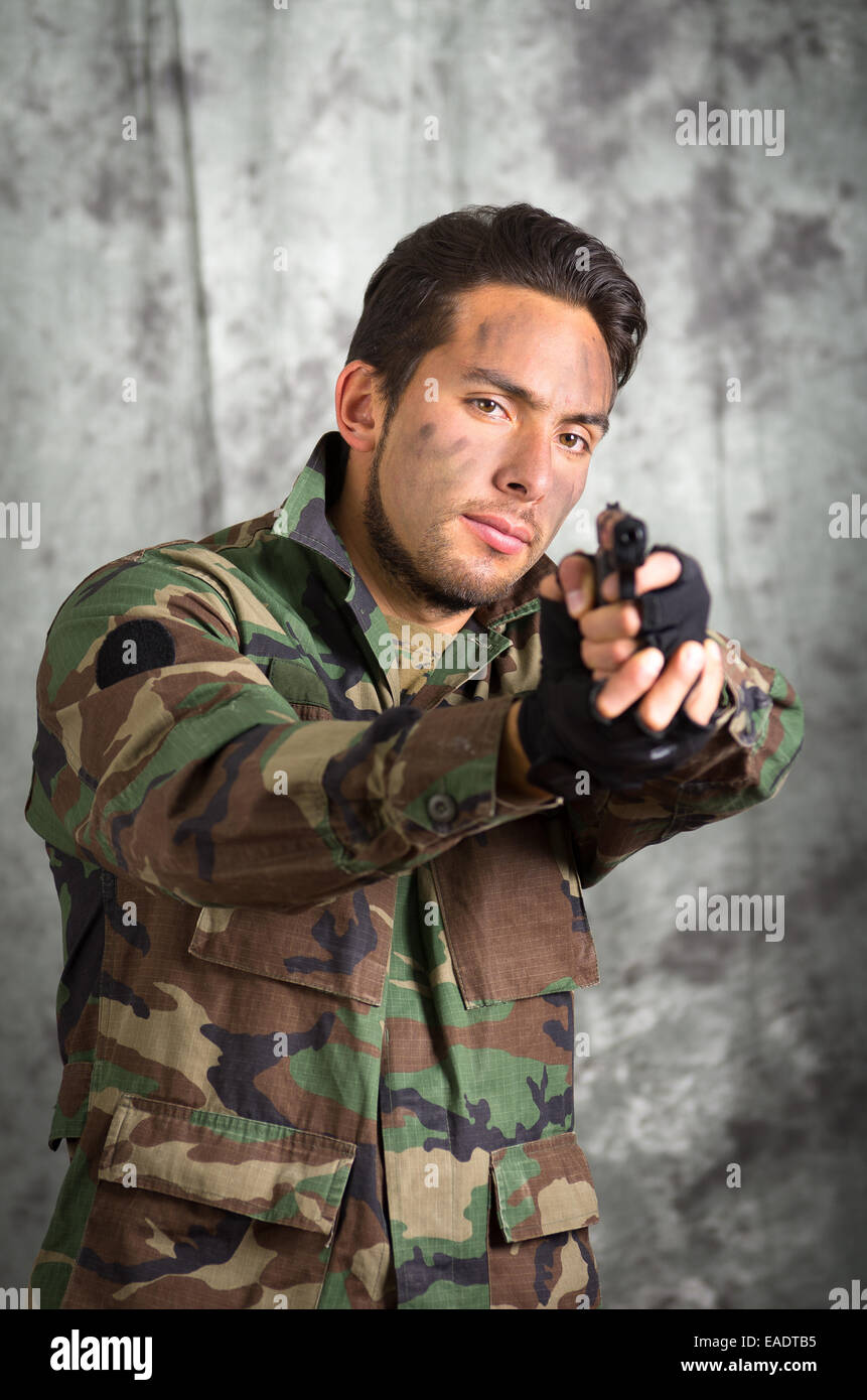 Soldat militar Amérique homme pointant un pistolet Banque D'Images