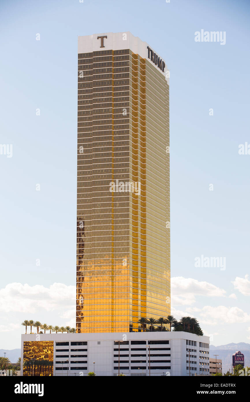 Trump Tower à Las Vegas, Nevada, USA, probablement la plus insoutenable de la ville dans le monde, il utilise de grandes quantités d'eau au milieu d'un désert et de vastes quantités d'énergie pour alimenter cette plus prodigue des villes. Banque D'Images