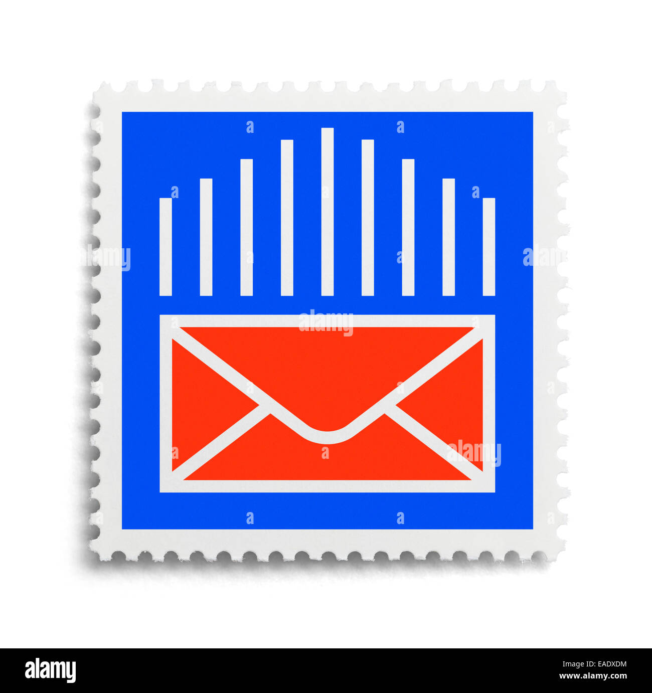 Timbre de l'enveloppe rouge et bleu isolé sur fond blanc. Banque D'Images