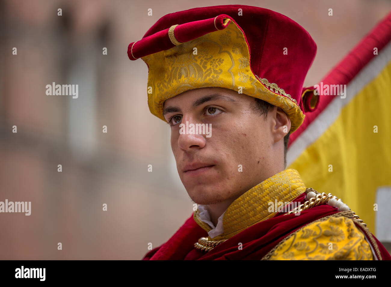 Portrait d'un homme prenant part à la procession historique précédant le Palio, Sienne, Toscane, Italie Banque D'Images