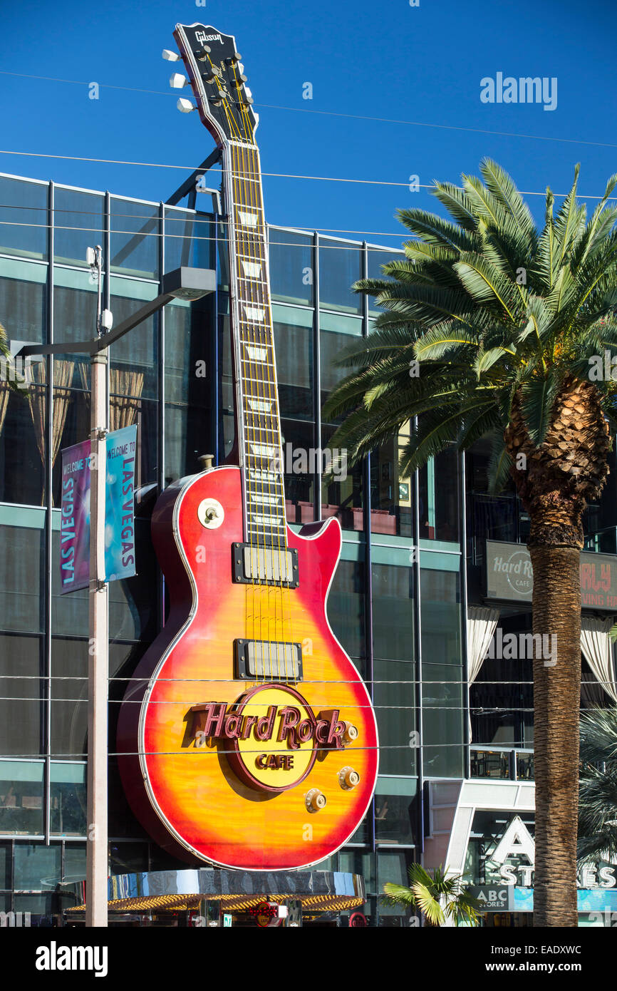 Le Hard Rock Café de Las Vegas, Nevada, USA, probablement la plus insoutenable de la ville dans le monde, il utilise de grandes quantités d'eau au milieu d'un désert et de vastes quantités d'énergie pour alimenter cette plus prodigue des villes. Banque D'Images
