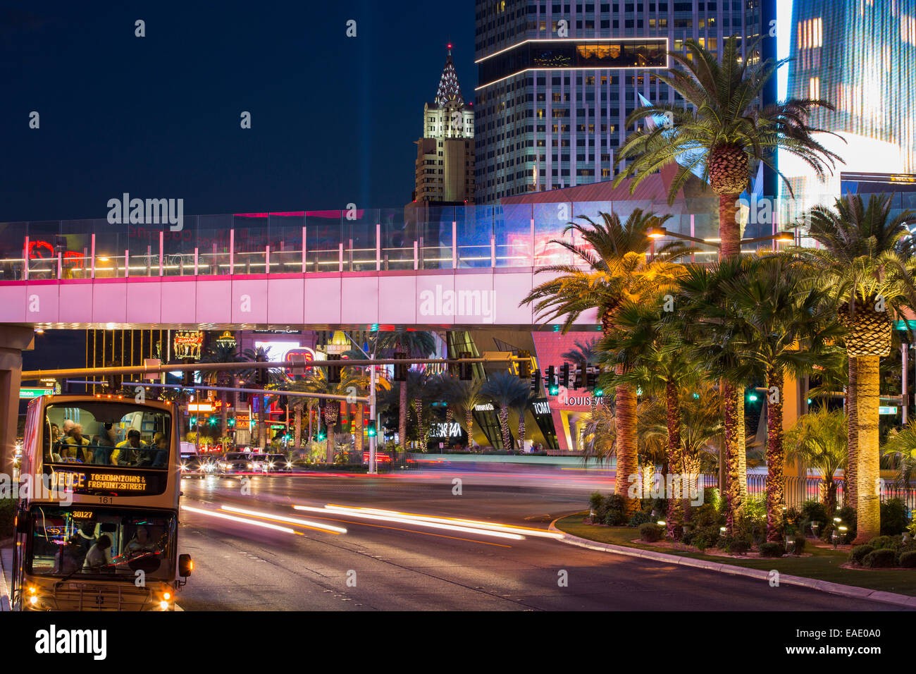 Las Vegas Boulevard au crépuscule, Las Vegas, Nevada, USA, probablement la plus insoutenable de la ville dans le monde, il utilise de grandes quantités Banque D'Images