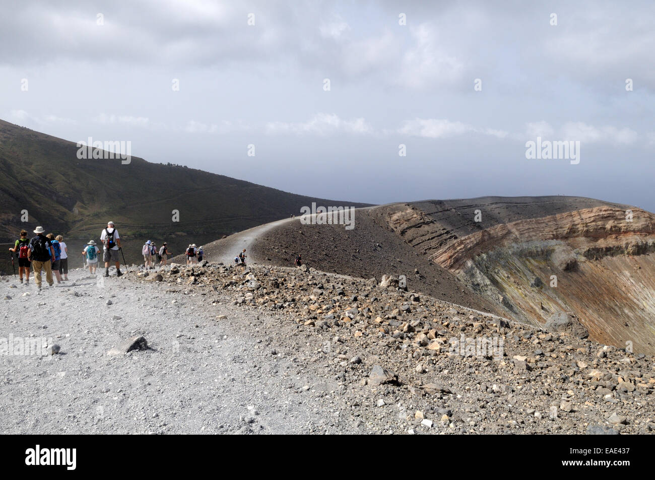 Les randonneurs sur la crête du cratère volcanique de l'Île Vulcano Sicile Italie Banque D'Images