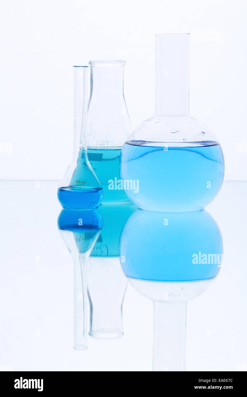 Trois flacons de laboratoire en liquide bleu Banque D'Images
