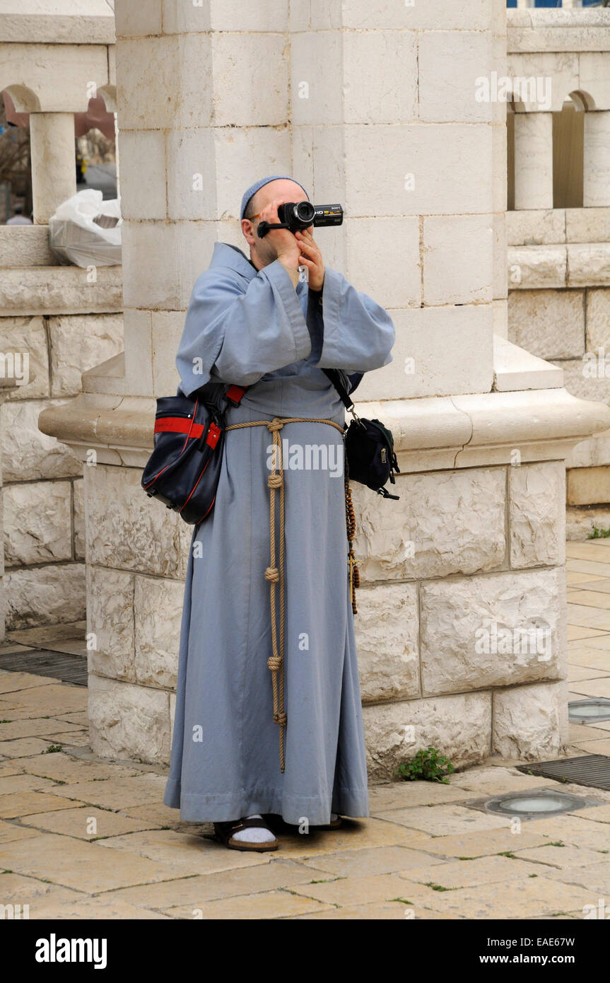 Monk filmer avec une caméra vidéo, Nazareth, Israël Banque D'Images