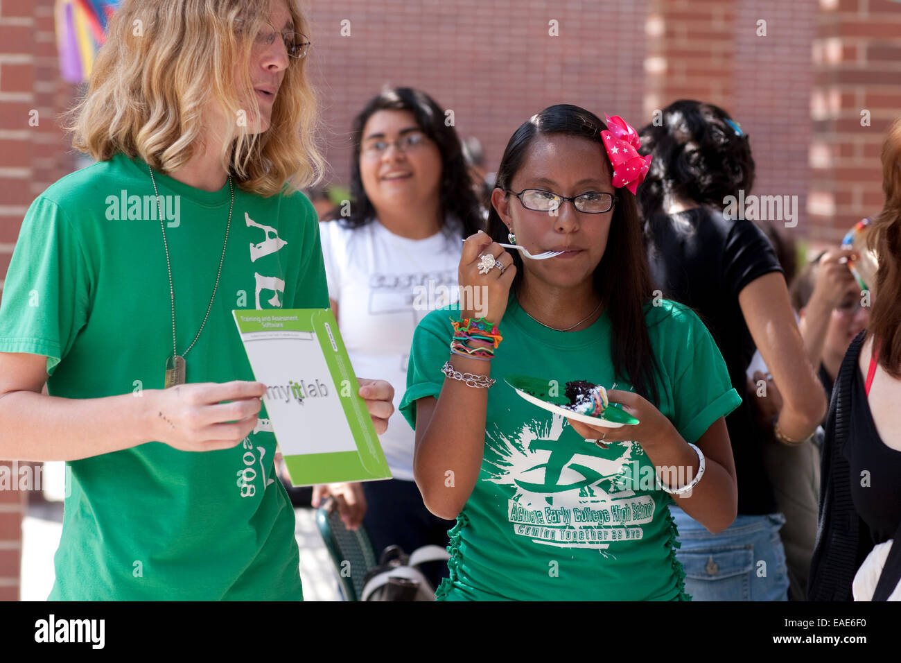 Les élèves à l'extérieur de réaliser rapidement des College High School de McAllen, Texas, sur le campus de l'Université du Texas du Sud. Banque D'Images