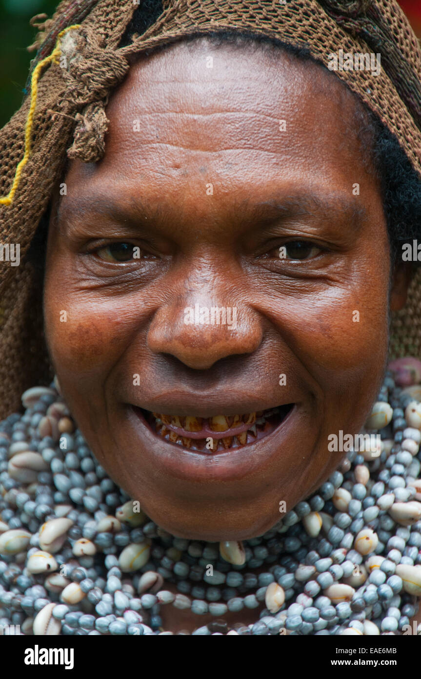 Femme portant un Tribal, la robe traditionnelle, la région des Highlands de Papouasie-Nouvelle-Guinée Banque D'Images