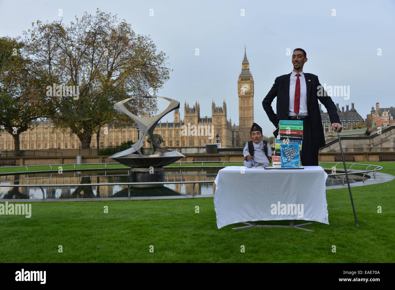 Londres, Royaume-Uni. 13 novembre, 2014. Guinness World Records 2015 Journée de l'homme le plus grand du monde et le plus petit du monde à St Thomas's Hospital à Londres. L'homme le plus court jamais, Chandra Bahadur Dangi (54,6 cm -21.5dans) de l'homme le plus grand du monde et le plus petit du monde à St Thomas's Hospital à Londres. L'homme le plus court jamais, Chandra Bahadur Dangi (54,6 cm) à -21.5répond à l'homme le plus grand du monde, le Sultan Kosen pour la toute première fois (251 cm 8 ft 3 in). Banque D'Images