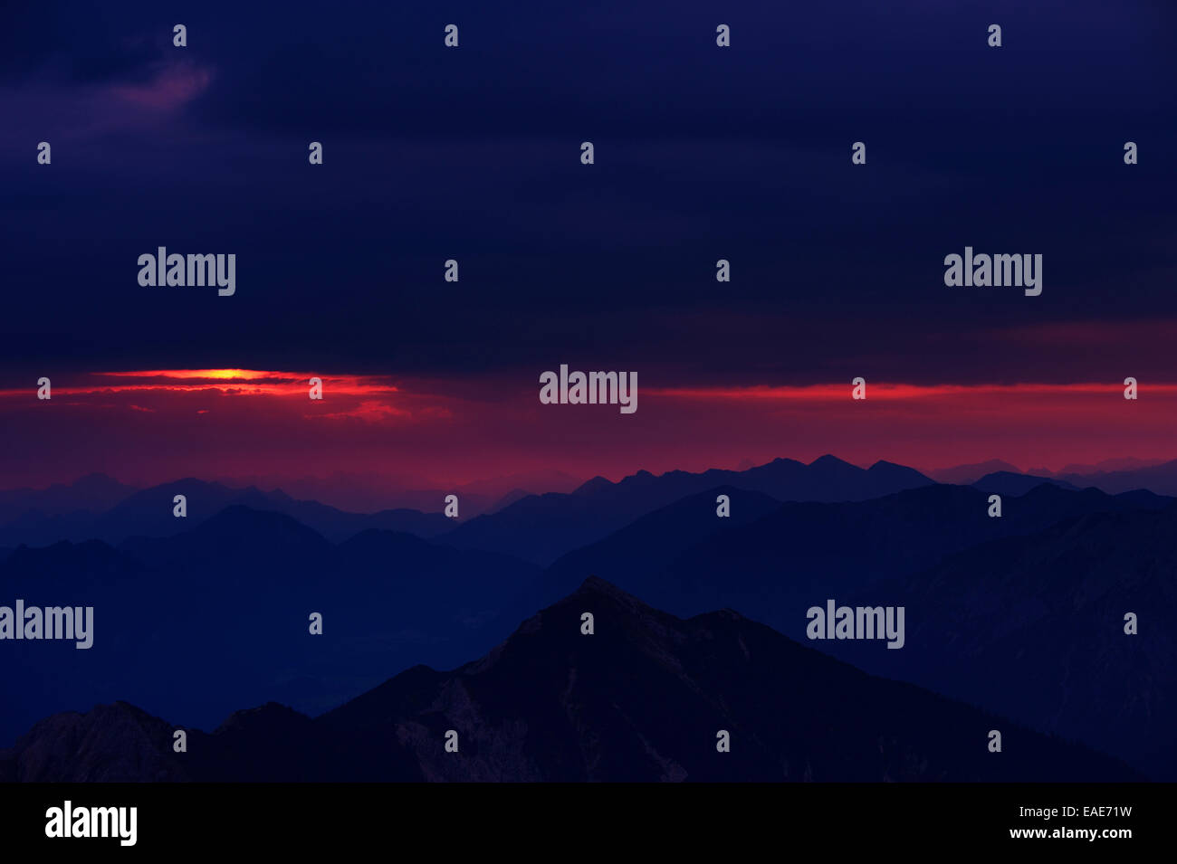 Lever du soleil sur les montagnes Ammer avec un ciel dramatique, Alpes, Reutte, District de Reutte, Tyrol, Autriche Banque D'Images