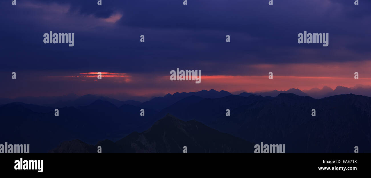 Lever du soleil sur les montagnes Ammer avec un ciel dramatique, Alpes, Reutte, District de Reutte, Tyrol, Autriche Banque D'Images