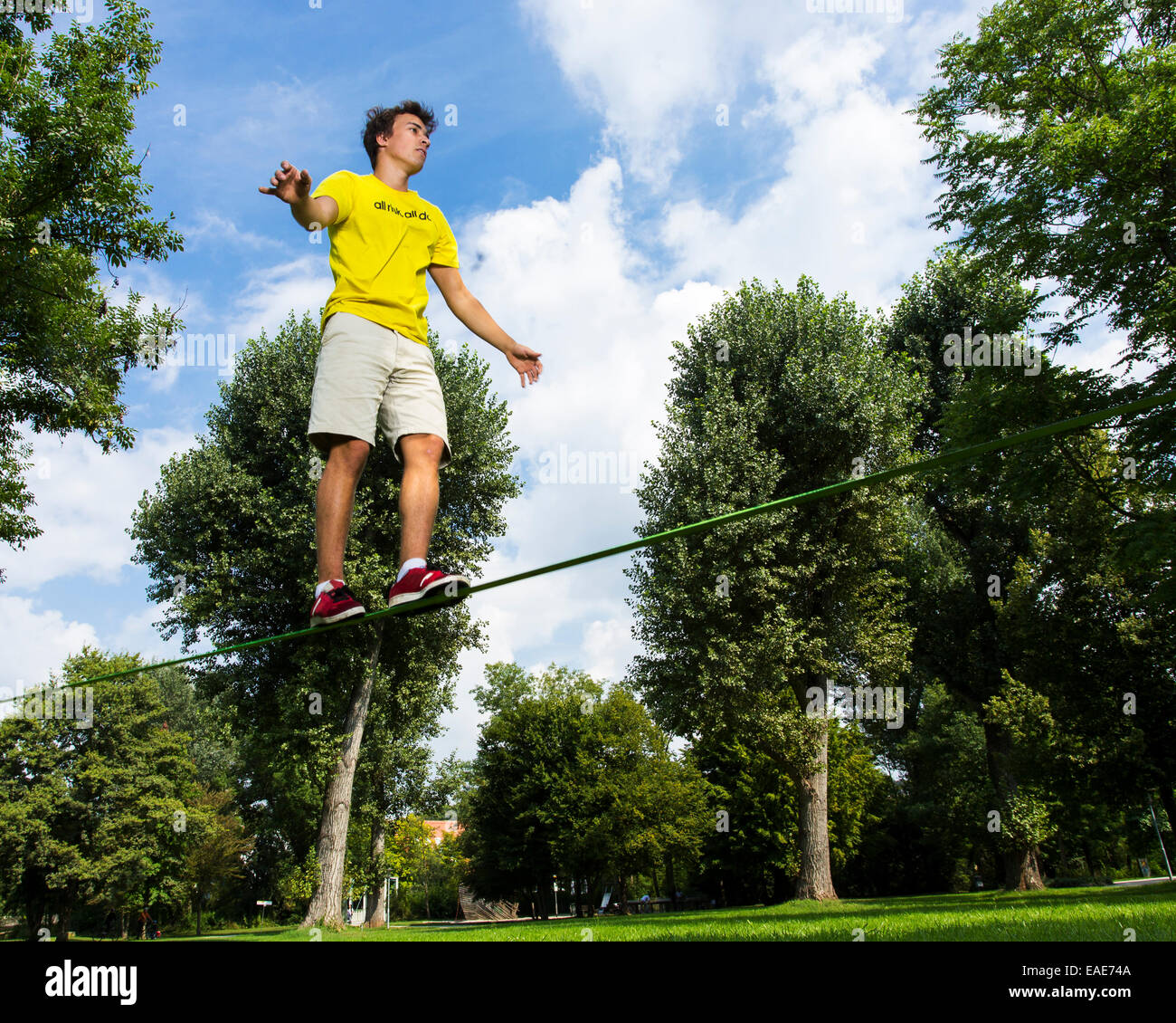 Jeune homme en équilibre sur une slackline, Waiblingen, Bade-Wurtemberg, Allemagne Banque D'Images