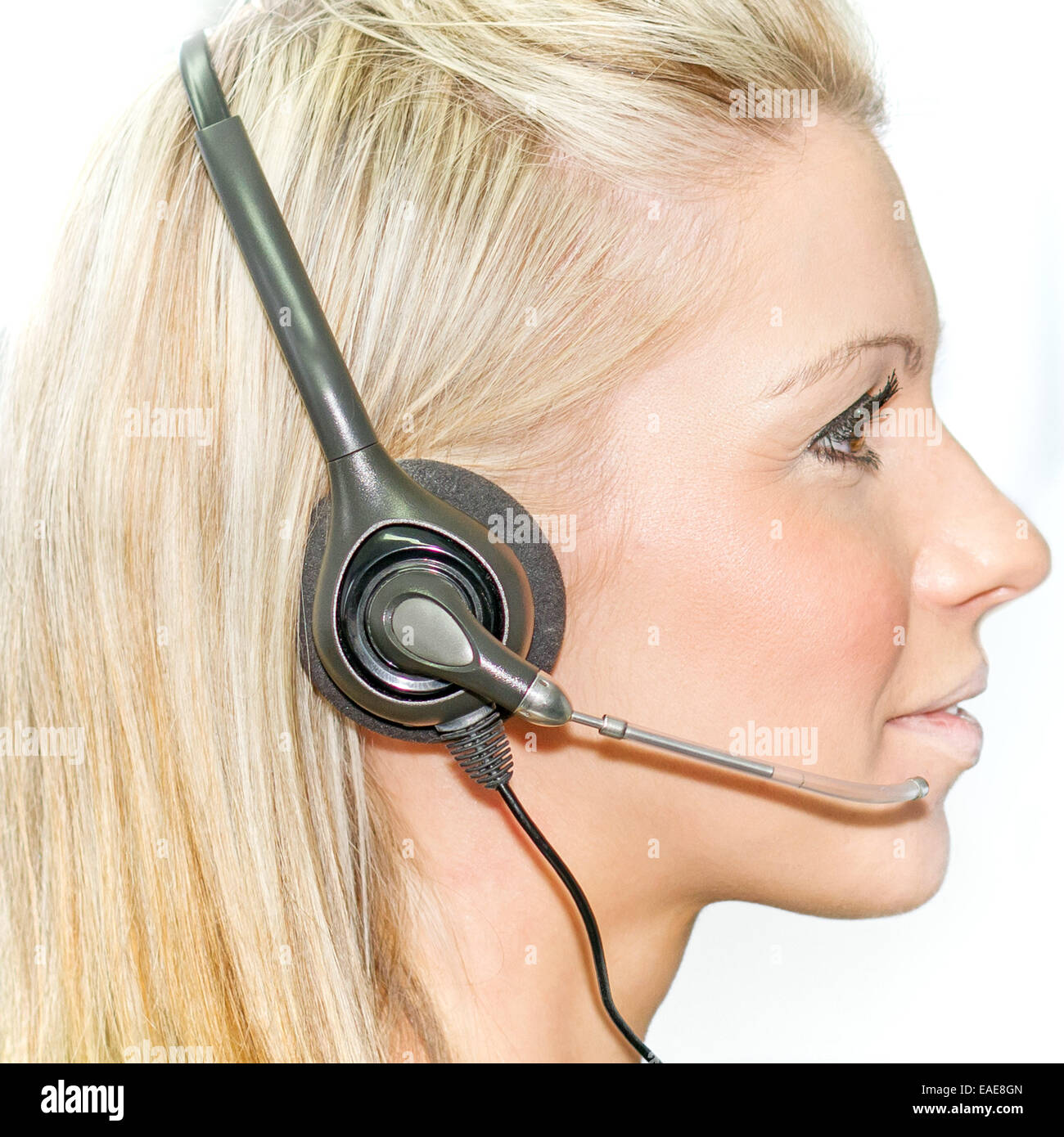 Jeune femme blonde en portant le casque audio Centre d'appels Banque D'Images