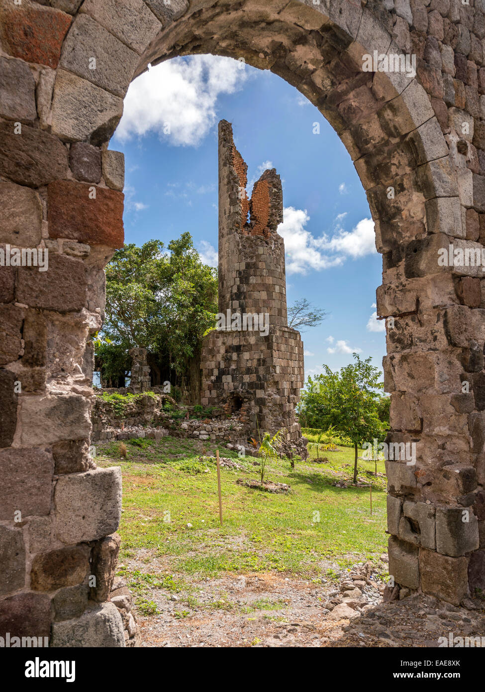 Nevis Heritage Centre, Bord Four, plantation de sucre visiteur culture, attraction. bâtiment abandonné par pans de porte ouverte. Banque D'Images